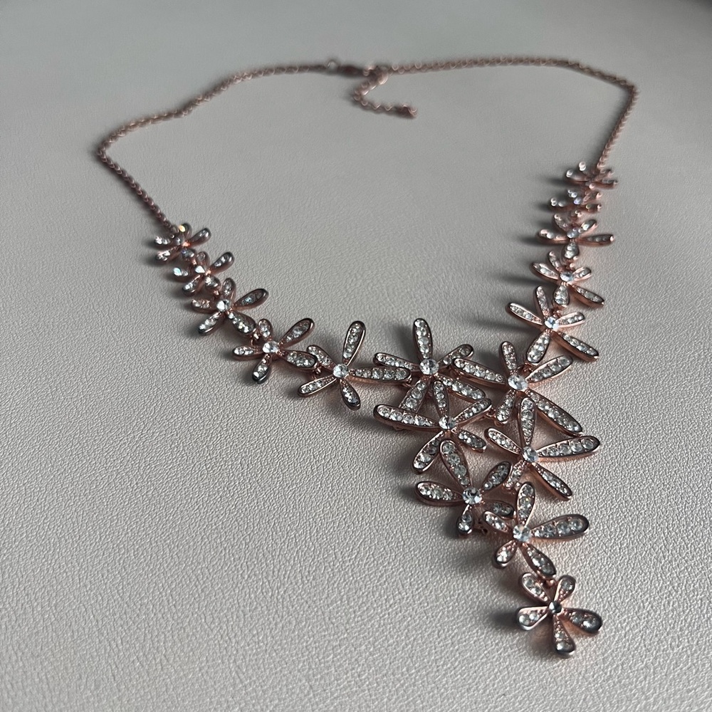 Rose gold tone daisy flower necklace with rhinestones